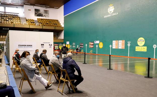 Euskadi retoma la vacunación entre 60 y 69 con AstraZeneca e inocula ya 17.000 dosis cada día