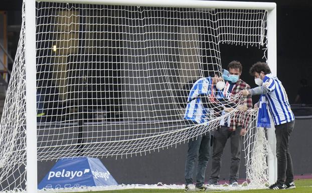 El actor Gorka Otxoa sortea once trozos de la red del gol de Oyarzabal en la Copa