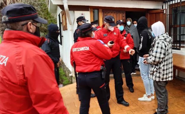 Sorprendidos 100 jóvenes de botellón en Ermua, 30 en Legazpi, 17 en Lazkao y 14 en Urretxu