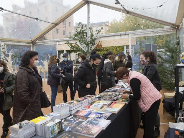 Expositor de la librería Elkar, en la carpa de la Feria del Libro del año pasado. / F. DE LA HERA