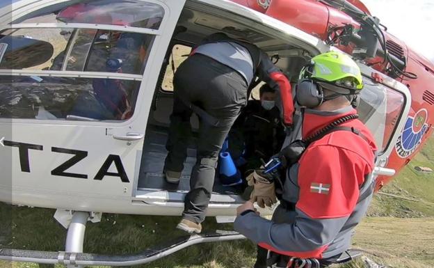 El helicóptero de la Ertzaintza rescata a un trabajador forestal herido en Amezketa