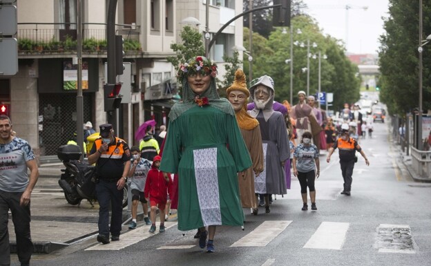 Uno de los pocos actos que hubo en las fiestas de 2020: la salida de los gigantes desde Ficoba a la plaza San Juan el día 29 de junio. /f. de la hera