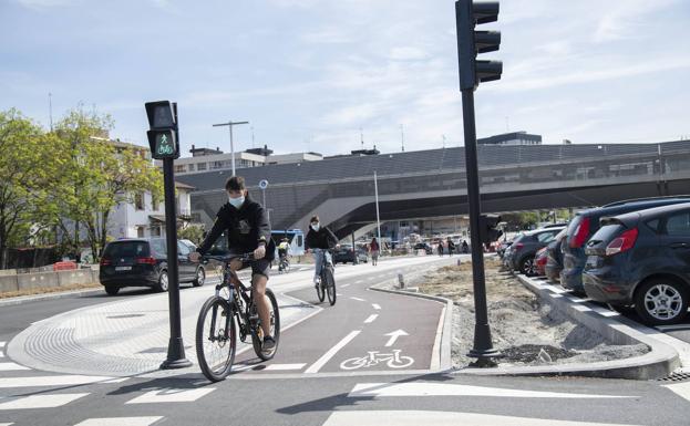 Kalapie denuncia en un vídeo que la anchura del nuevo bidegorri de Loiola no llega a 2 metros