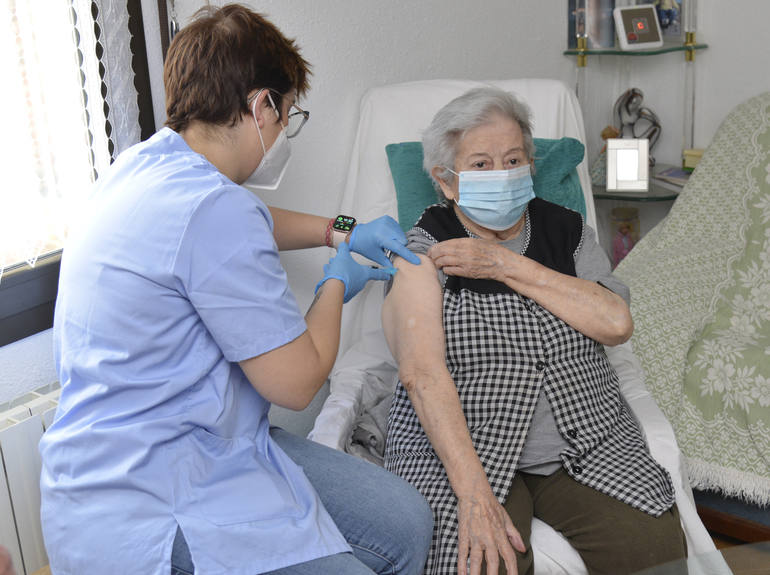 Osakidetza comienza a administrar las primeras vacunas Janssen en casa