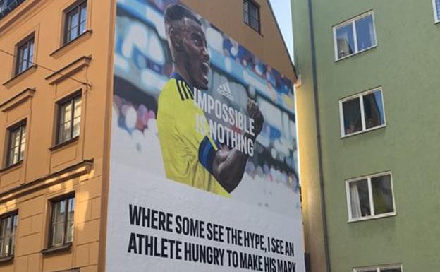 Alexander Isak, un gigante por las calles de Estocolmo