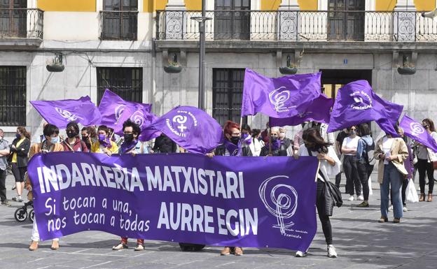 Concentración en Tolosa para denunciar la agresión en Zizurkil