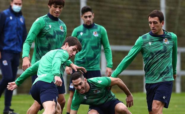 Robin Le Normand e Igor Zubeldia, presentes en una convocatoria a la que regresan Joseba Zaldua y Martín Merquelanz