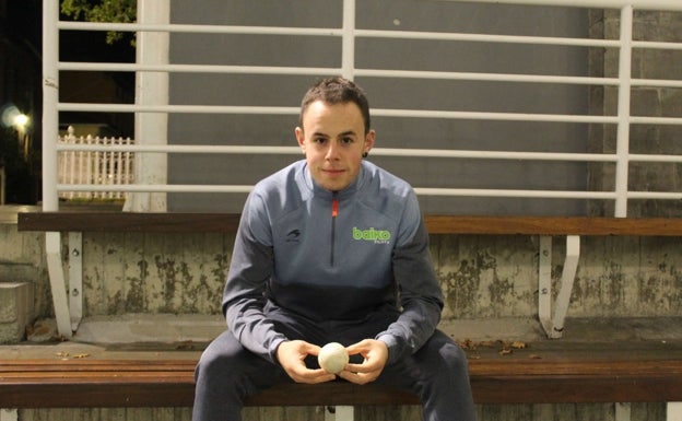 Jon Alberdi: «Cuando debuté iba a lo loco a por la pelota, ahora soy más conservador»