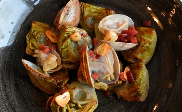 Receta de alcachofas con jamón y almejas de Joseba Odriozola