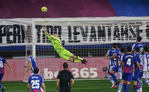 Álex Remiro vuela a la estela de Arconada