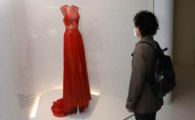 El museo Balenciaga ofrece una exposición que aúna la obra del vasco con la de Azzedine Alaia