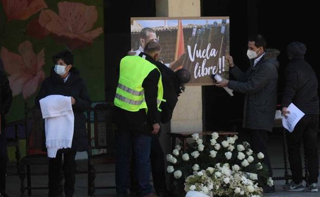 Familiares y amigos dan el último adiós a los periodistas David Beriáin y Roberto Fraile