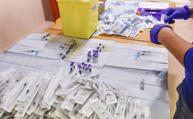 La población vasca de 70 años recibe desde hoy la segunda dosis de la vacuna contra el Covid