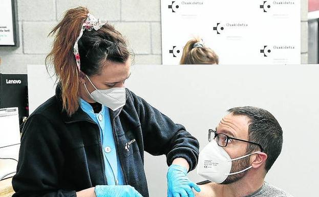 La indecisión con AstraZeneca deja otro mes en el aire la segunda dosis de 95.000 vascos