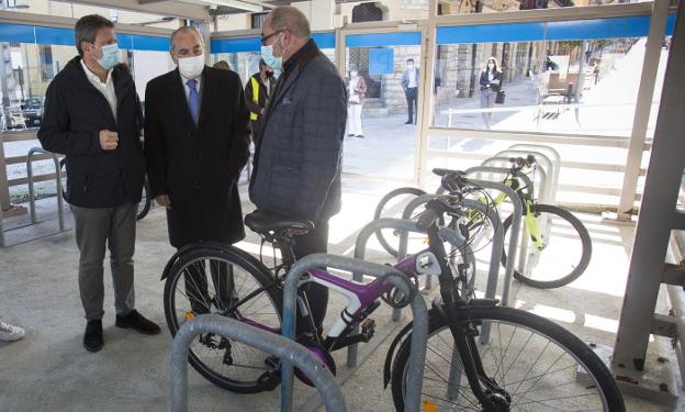 El aparcabicis de la estación Irun-Colón se reabre para mejorar la modalidad