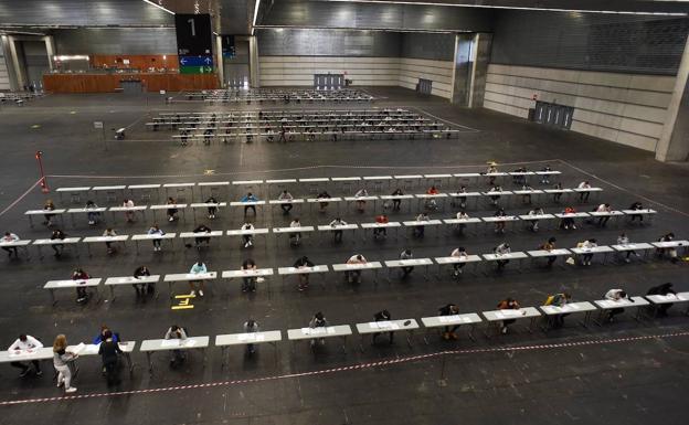 Ia 16.900 lagunek egingo dituzte asteazkenetik aurrera HABEren azterketak