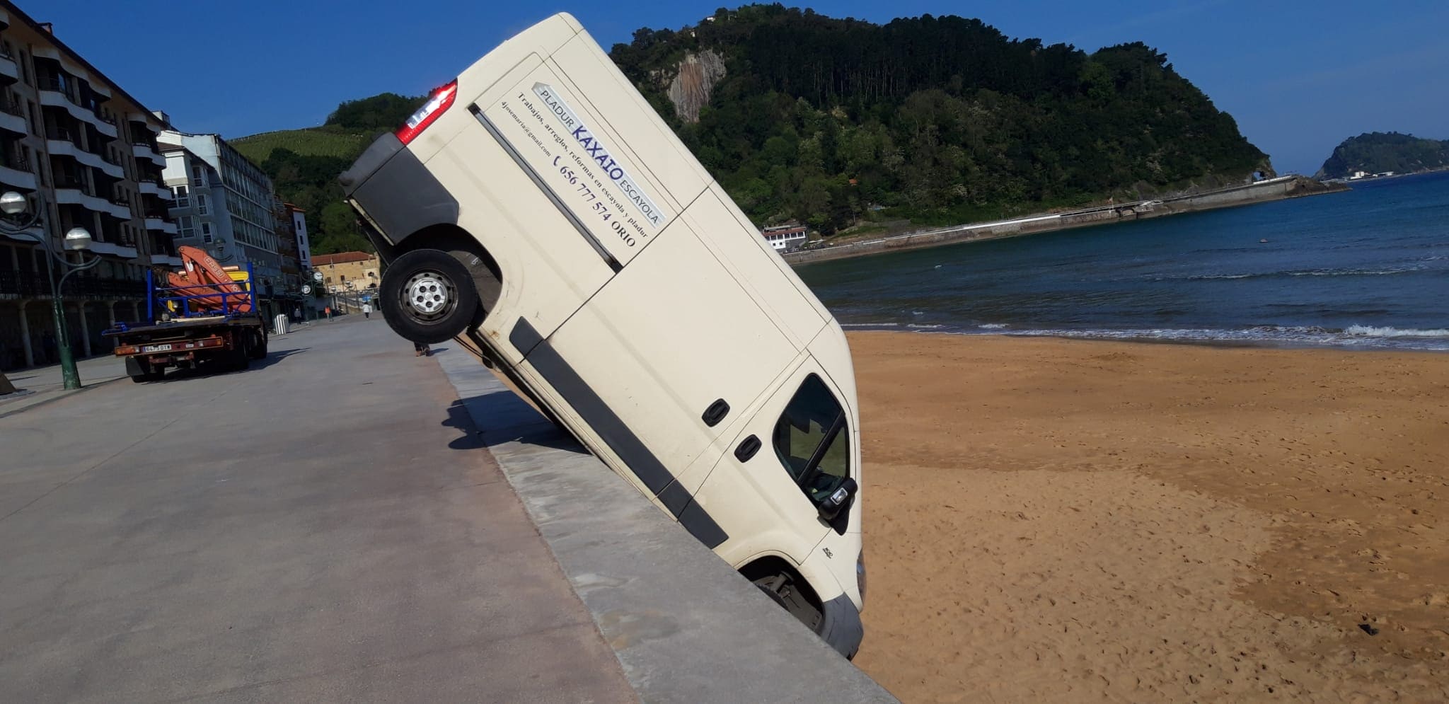 Accidente Segunda furgoneta que cae a la arena de la playa de Zarautz en dos meses El Diario Vasco
