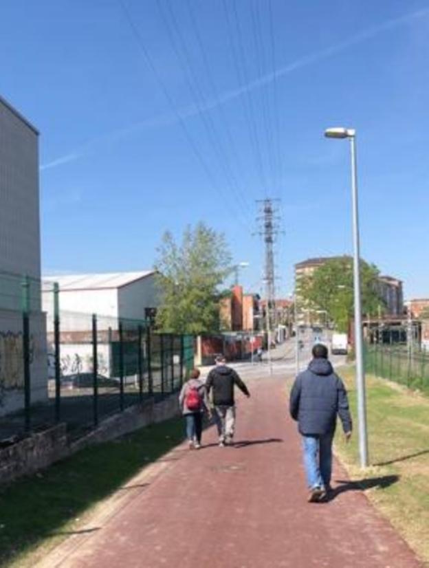 Peatones y ciclistas estrenan el nuevo camino entre Las Trianas y Salburua