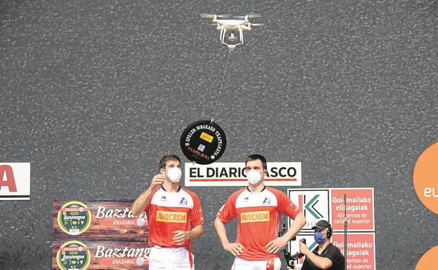 Las txapelas llegan volando en un dron