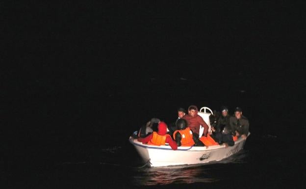 El 'Aita Mari' auxilia a una patera a la deriva con dieciséis personas a la altura de Cartagena