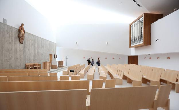 Un Vía Crucis de madera de haya y luz roja