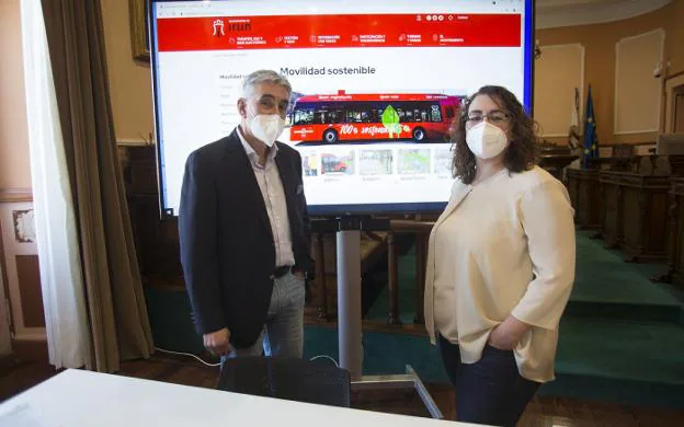 Javier Arranz y Mónica Martínez, director y delegada de Sociedad de la Información, con la nueva web. / F. DE LA HERA