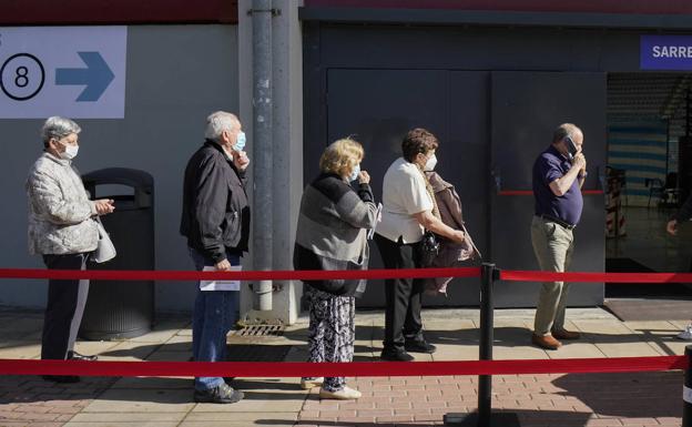 Salud recluta a sanitarios jubilados ante la previsión de la llegada de más vacunas