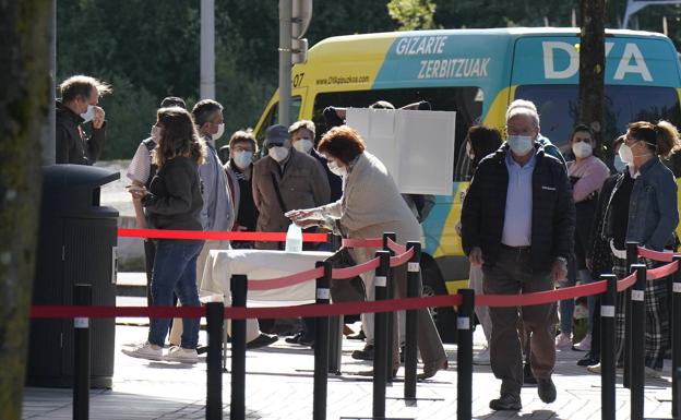 Osakidetza reserva 17.000 vacunas de AstraZeneca para garantizar las segundas dosis