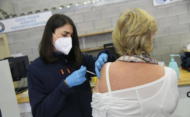 Más de 330.000 vascos han completado la pauta de vacunación y Euskadi ha administrado ya 1,1 millón de dosis