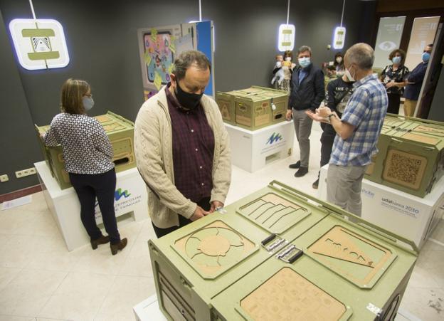 Zubitur, Sagarzazu y Santano escuchan las explicaciones de Eduardo Arzak, de Artelatz, en el 'escape hall'. / F. DE LA HERA