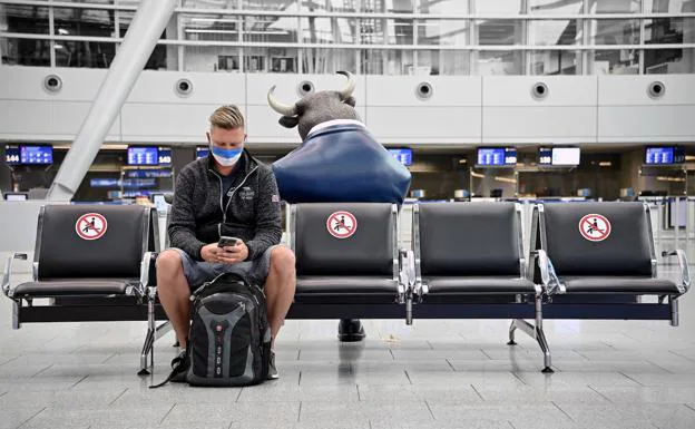 Un viajero en tiempos de pandemia espera en un aeropuerto europeo. /efe