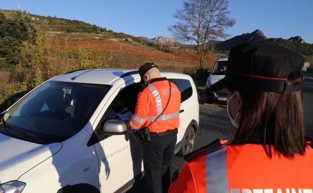 Las sanciones de Ertzaintza y Policías Locales por incumplimiento de la normativa sanitaria en fin de semana caen a la mitad
