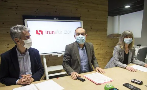 Beloki, Páez y Romo hicieron balance de Irun Ekintzan en las instalaciones de Irun Factory. / F. DE LA HERA