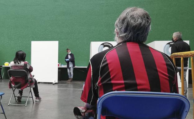 Euskadi prevé remesas semanales de 127.000 vacunas de Pfizer en junio