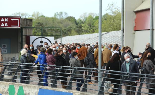Euskadi advierte que aplicar Pfizer a los vacunados con AstraZeneca supondrá dejar de poner primeras dosis durante «2 o 3 semanas»