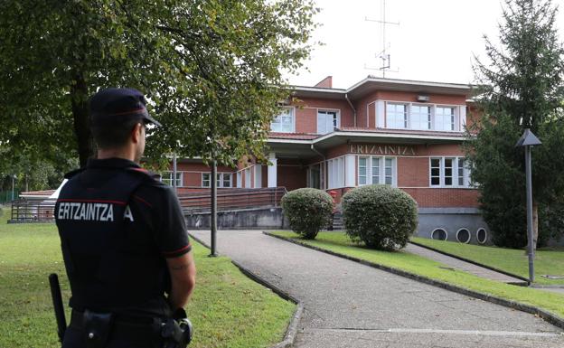 A prisión un hombre de 28 años por amenazar con un cuchillo a su expareja y a su hijo en Urnieta