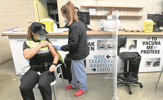 Sanidad y las comunidades se enredan con la segunda dosis a vacunados con AstraZeneca