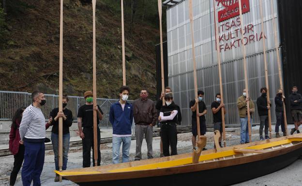 Botadura de un sándalo en Albaola
