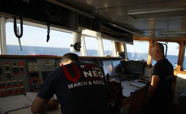 Un mercante rescata a 95 migrantes de un bote que era buscado por el 'Aita Mari'