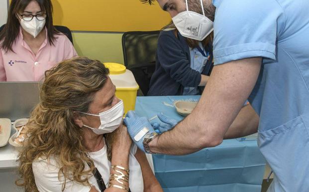 La consejera vasca de Salud recibe la vacuna contra el Covid