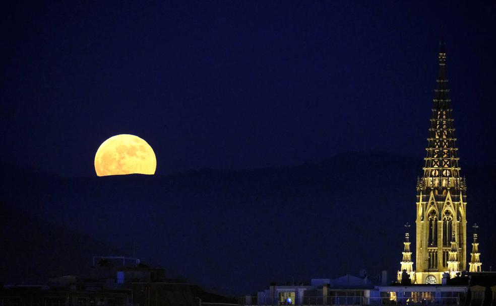La Superluna de mayo ilumina Gipuzkoa