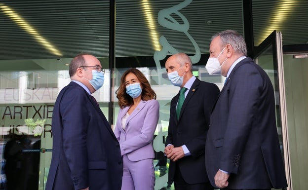 Los gobiernos central y vasco vuelven a chocar por el traspaso del Ingreso Mínimo Vital