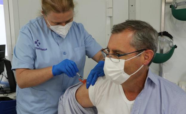 El diputado general de Gipuzkoa se vacuna contra el Covid-19 y muestra su apoyo a la investigación científica