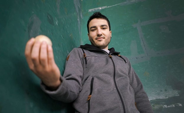 Beñat Urretabizkaia: «Me gustaría que me recordasen como un pelotari alegre que tenía garrote»