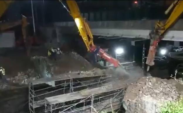 Dos trabajadores heridos tras caer en un derrumbe en las obras del TAV en Martutene