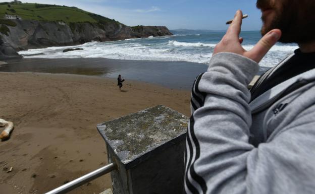 Euskadi «invitará» este verano a no fumar en 8 playas vascas, entre ellas las de Zumaia
