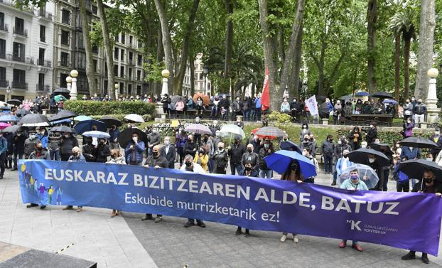 Colectivos denuncian «la depuración lingüística» por el veto de la Justicia gala