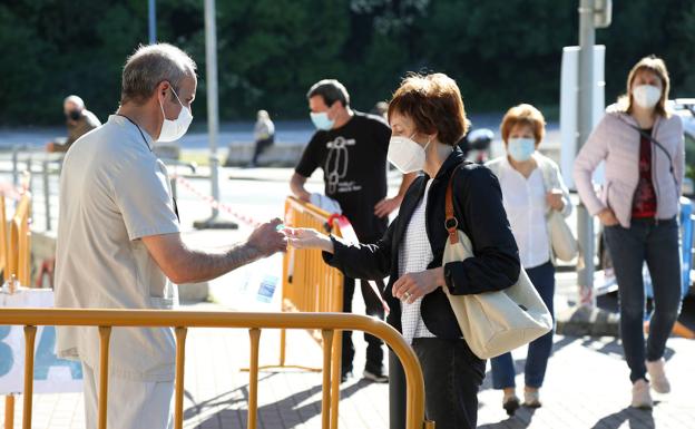 El próximo envío a Euskadi de 70.000 vacunas de AstraZeneca aliviará la crisis de las segundas dosis
