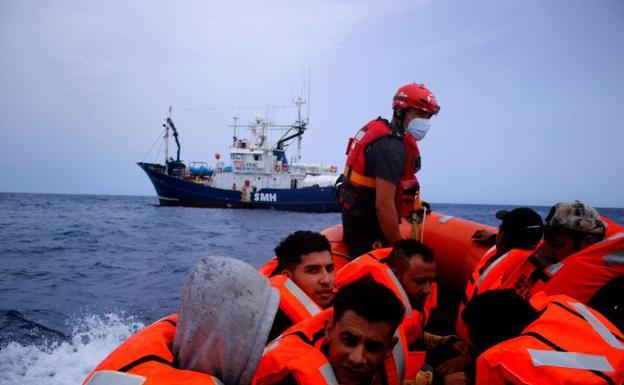 El 'Aita Mari' espera un puerto seguro con 50 migrantes a bordo