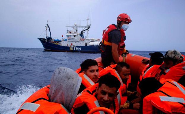 El 'Aita Mari' ya está en el puerto de Sicilia y prevé desembarcar este martes a los 50 rescatados